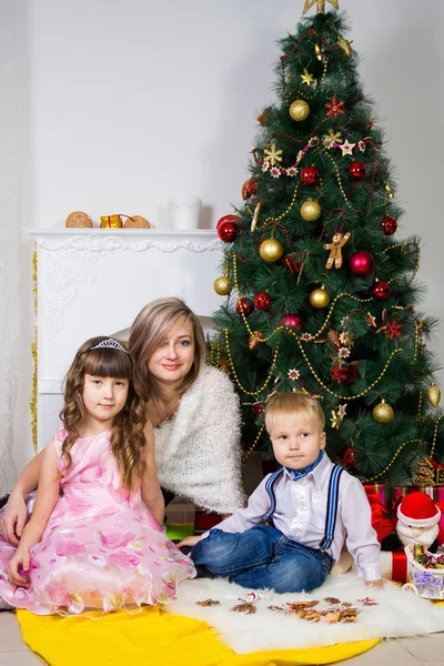 幸福的母亲和两个她的孩子在圣诞节 — 图库照片