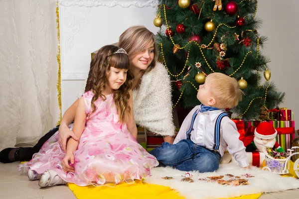 幸福的母亲和两个她的孩子在圣诞节 — 图库照片