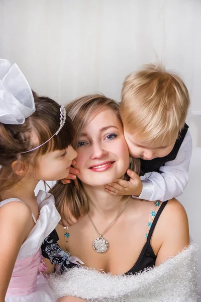 Kisses for darling and gentle mother — Stock Photo, Image