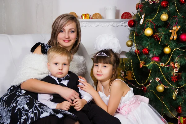 Feliz madre y dos de sus hijos en Navidad —  Fotos de Stock