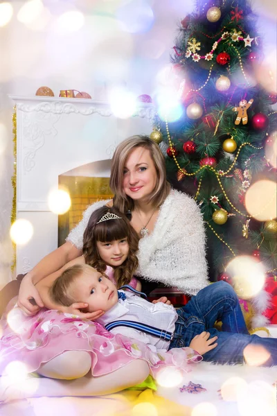 Mère heureuse et deux de ses enfants à Noël — Photo