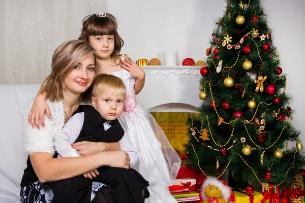 Mãe feliz e dois seus filhos no Natal — Fotografia de Stock