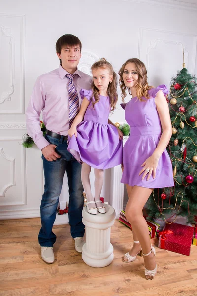 Portrait d'une famille joyeuse célébrant Noël - Stock Imag — Photo