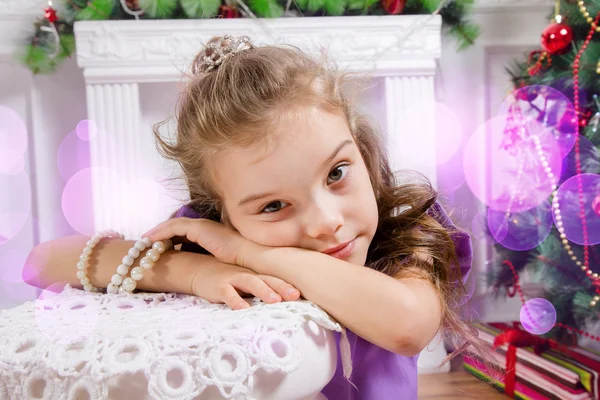 Niño mirando a la cámara cerca de un abeto de Navidad . — Foto de Stock