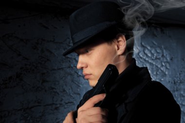 adam holding silahı 