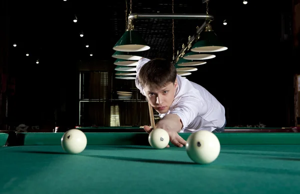 Junger Mann spielt Billard — Stockfoto