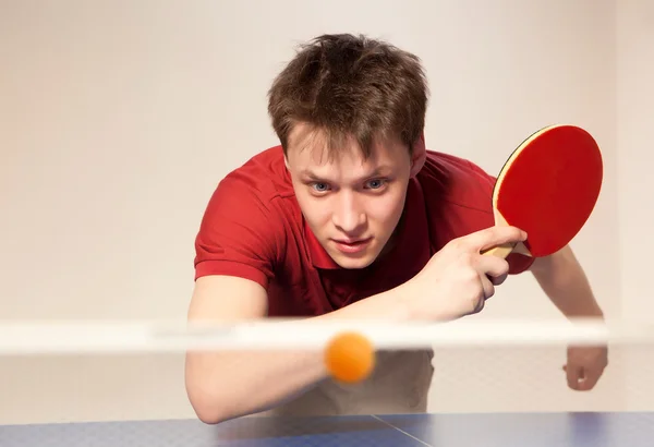 Uomo che gioca a ping pong — Foto Stock