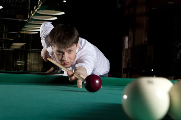 Joven jugando billar —  Fotos de Stock