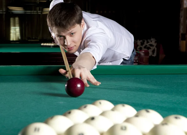 Ung man spelar biljard — Stockfoto