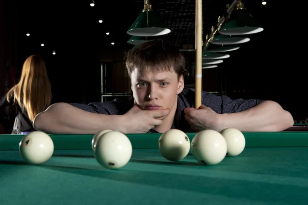 Junger Mann spielt Billard — Stockfoto