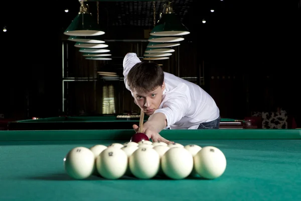 Joven jugando billar —  Fotos de Stock