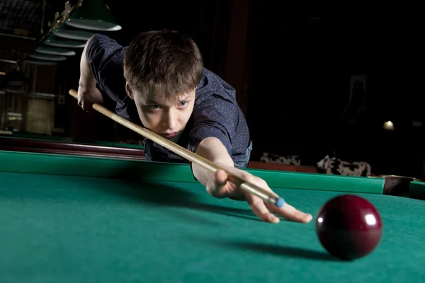 Junger Mann spielt Billard — Stockfoto