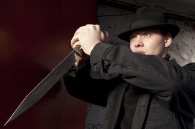 Tehlikeli bir adam holding hançer 