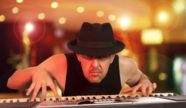 Homem jogando sintetizador — Fotografia de Stock