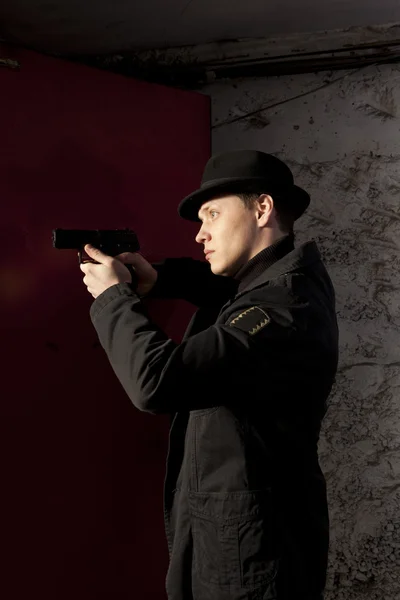 남자가 들고 총 — 스톡 사진