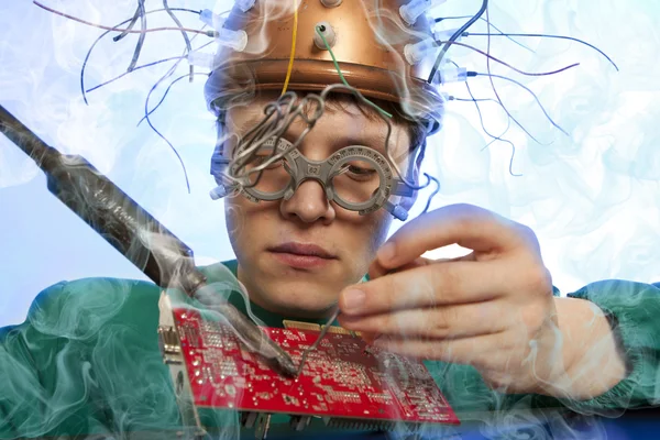 Çılgın mucit yerine elektronik komponentleri 
