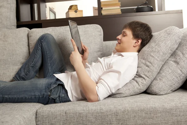 Man using a digital tablet — Stock Photo, Image