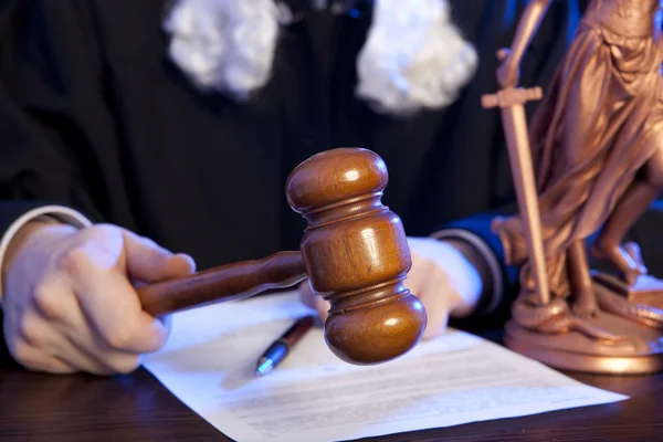 Male judge in a courtroom — Stock Photo, Image