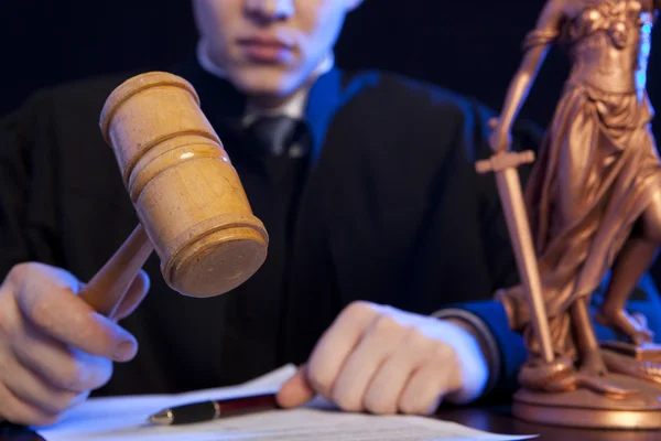 Bir mahkemede erkek yargıç — Stok fotoğraf