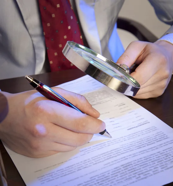 Notar signiert die Dokumente aus unserem Büro — Stockfoto