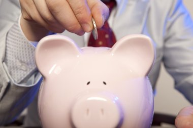 İşadamı ile pembe kumbara