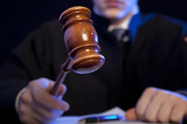 Juiz masculino em uma sala de tribunal golpeando o Gavel — Fotografia de Stock