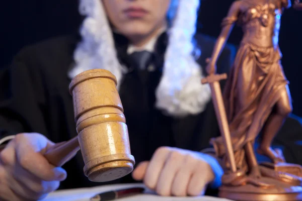 Mężczyzna sędzia w sali sądowej uderzając młotek — Zdjęcie stockowe