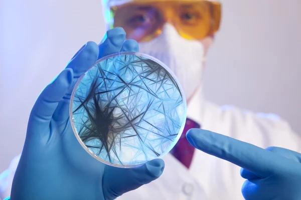 Cientista segurando células de vírus — Fotografia de Stock