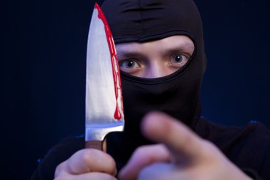 Bıçak ile siyah maskeli adam suçlu