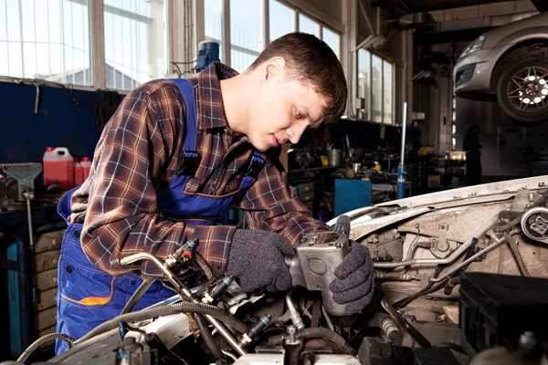 Arbetaren av bensinstation reparera bilen — Stockfoto