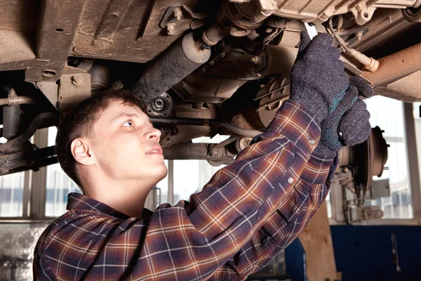 Arbetaren av bensinstation reparera bilen — Stockfoto