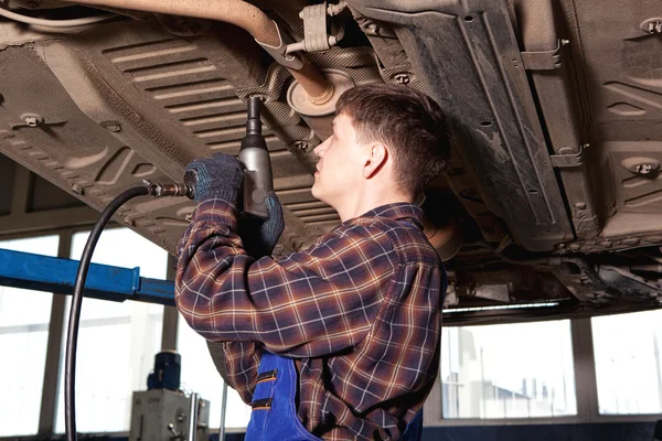 Trabajador de la estación de servicio reparación de automóviles — Foto de Stock