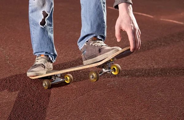 Tiener doen oefeningen op een skateboard — Stockfoto