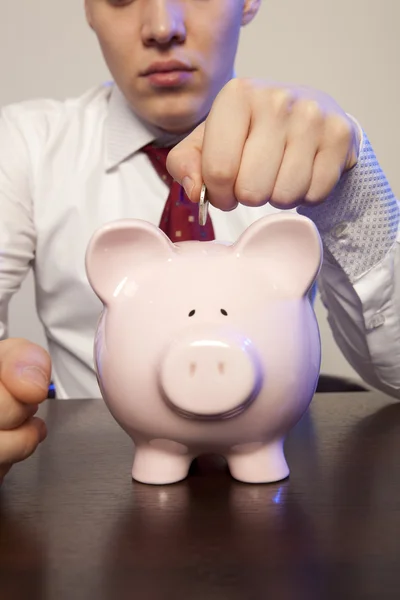 Zakenman met roze piggy bank — Stockfoto