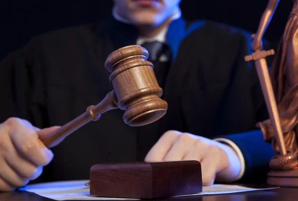 Juiz masculino em uma sala de tribunal golpeando o Gavel — Fotografia de Stock