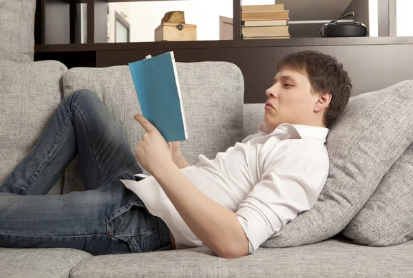 Souriant homme détendu lisant un livre — Photo