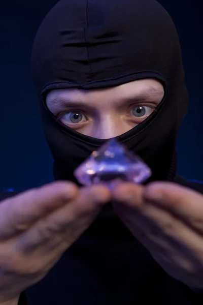 Ladrão. Homem de máscara preta com uma grande esmeralda — Fotografia de Stock