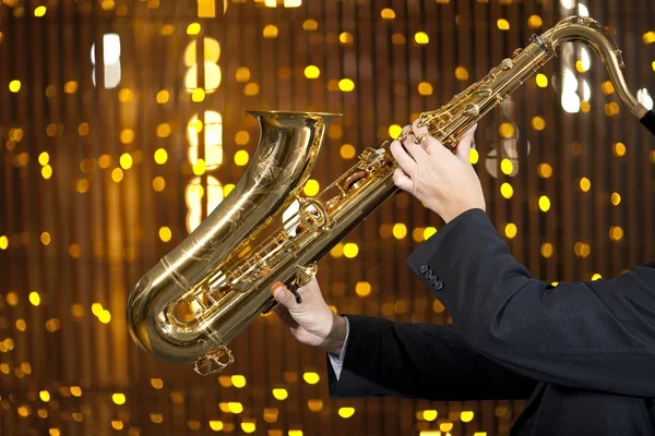 Saksofonista. Mężczyzna gra na saksofonie — Zdjęcie stockowe