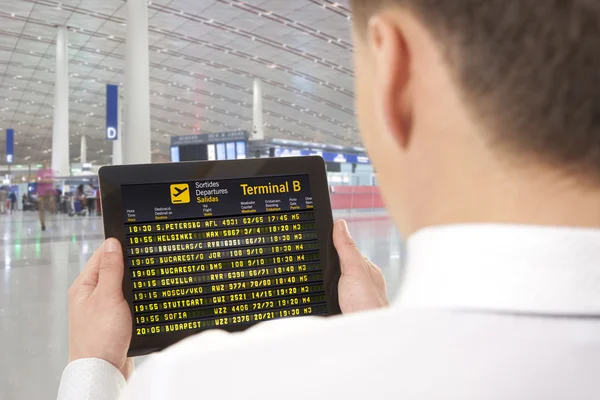 Podnikatel s tabletem na letišti — Stock fotografie