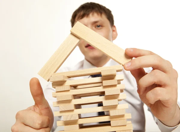 Uomo d'affari costruzione torre di blocchi di legno — Foto Stock