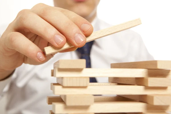 Uomo d'affari costruzione torre di blocchi di legno — Foto Stock