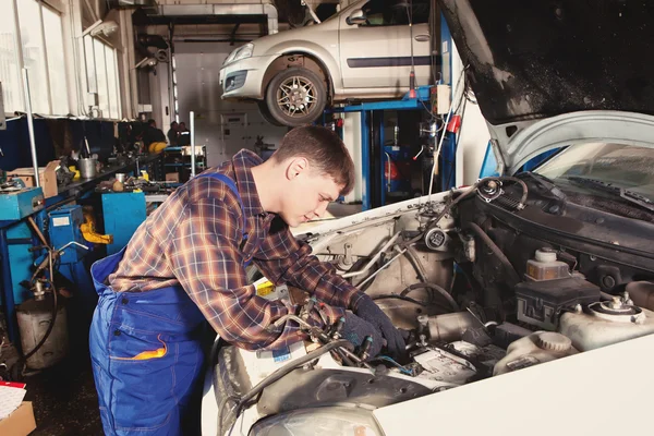 Автомобільний механізм, що працює в службі ремонту автомобілів — стокове фото
