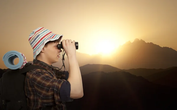 Adam bir seyahat sırt çantası ile — Stok fotoğraf