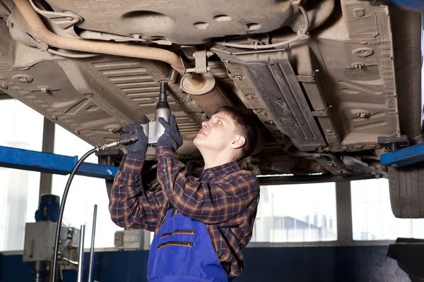 Meccanico di auto che lavora nel servizio di riparazione auto — Foto Stock