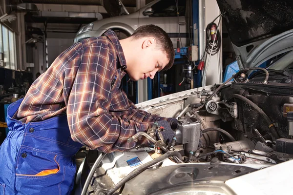 Mecánico de coches trabajando en el servicio de reparación de automóviles —  Fotos de Stock