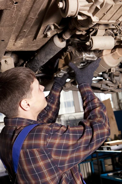 Bilmekaniker som arbetar med bilreparation — Stockfoto