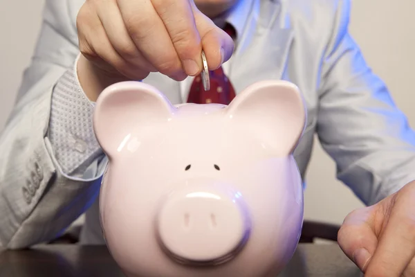 Empresario con alcancía rosa — Foto de Stock