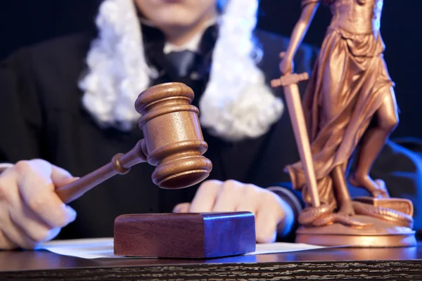 Судья в зале суда, ударяющий молоток — стоковое фото