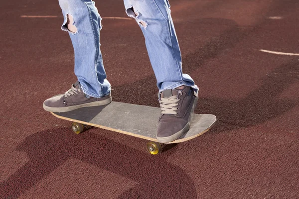 Tiener doen oefeningen op een skateboard — Stockfoto