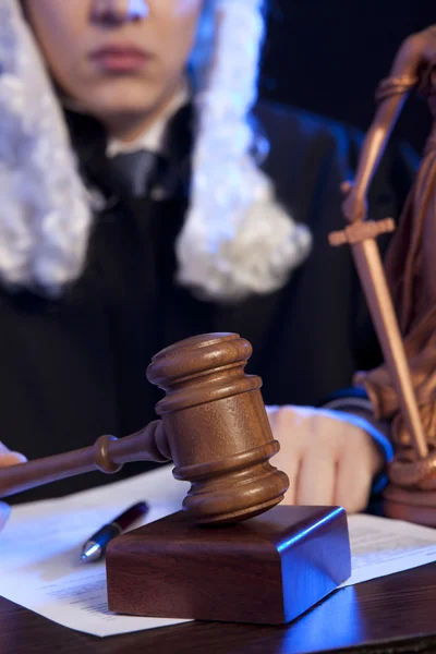 Juiz masculino em uma sala de tribunal golpeando o Gavel — Fotografia de Stock